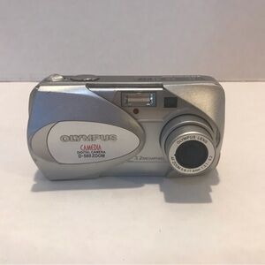 Olympus D-560 Zoom Digital Camera with 16MB  xD card